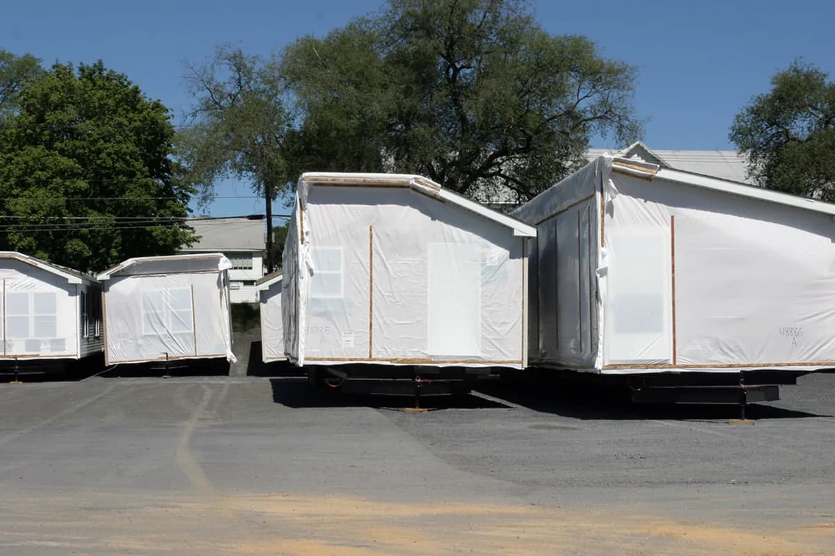 Manufactured home sections on chassis and temporary piers — leveling and setup in the Fresno area